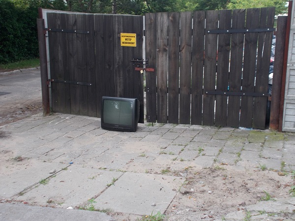 zdjecie wyrzuconego starego telewizora